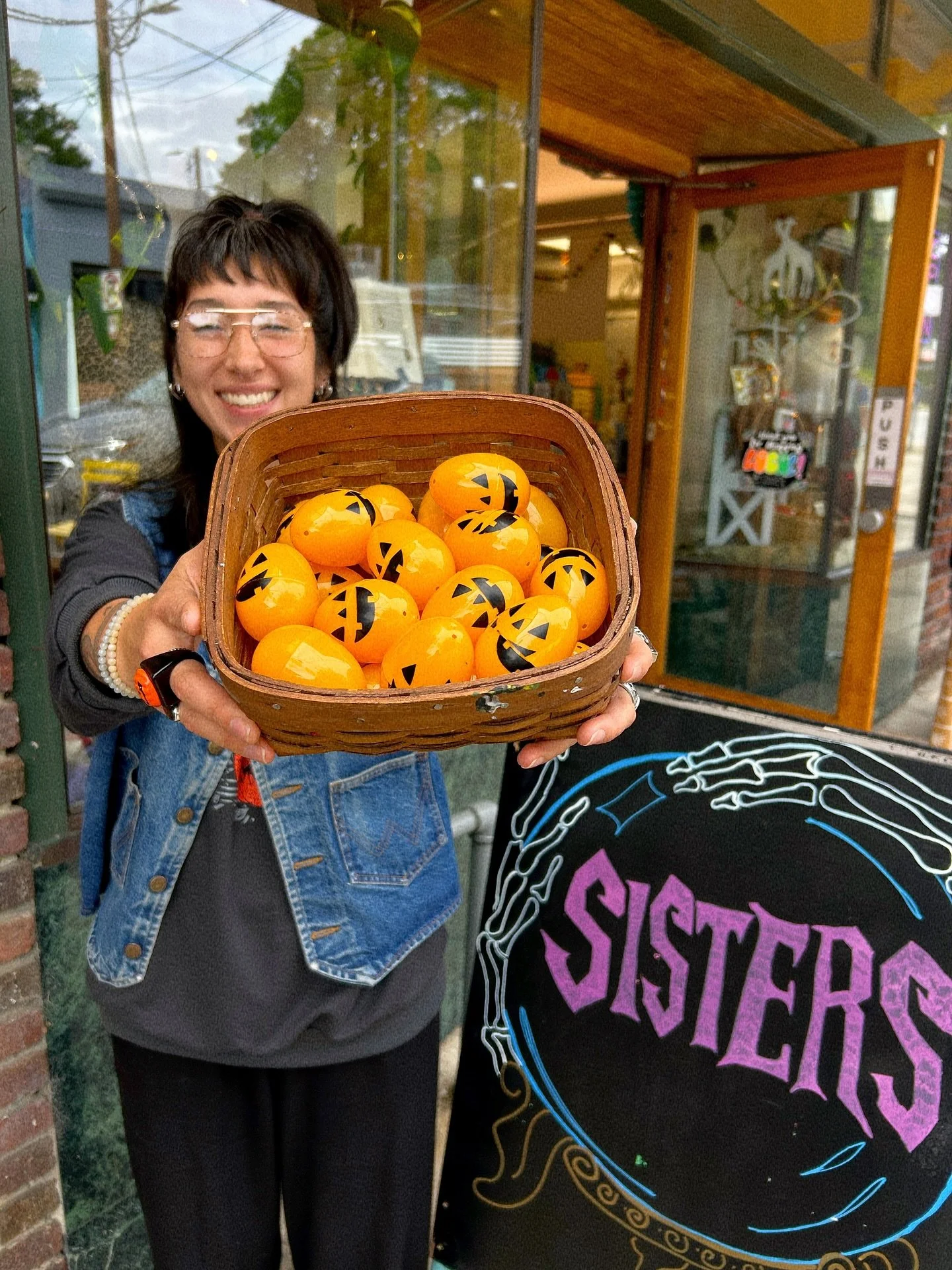 HAPPY HALLOWEEN! 🎃 Make any purchase today and recieve a FREE surprise gift from us! All treats here on Tate Street!