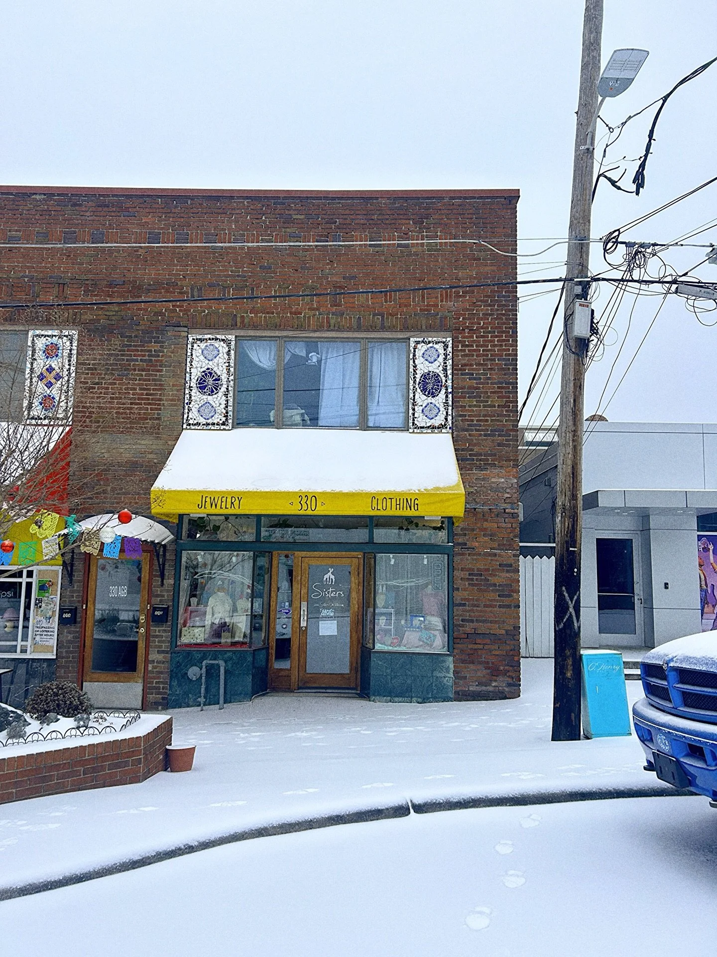❆ Happy Snow Day! ❆
Sisters will be closed on Monday, January 26th BUT join us online tomorrow for a big jewelry clearance sale on @secondsisjewelry ! Think rings, pendants, earrings, and more! The sale will start around 1PM. 
&bull;
&bull;
January 2
