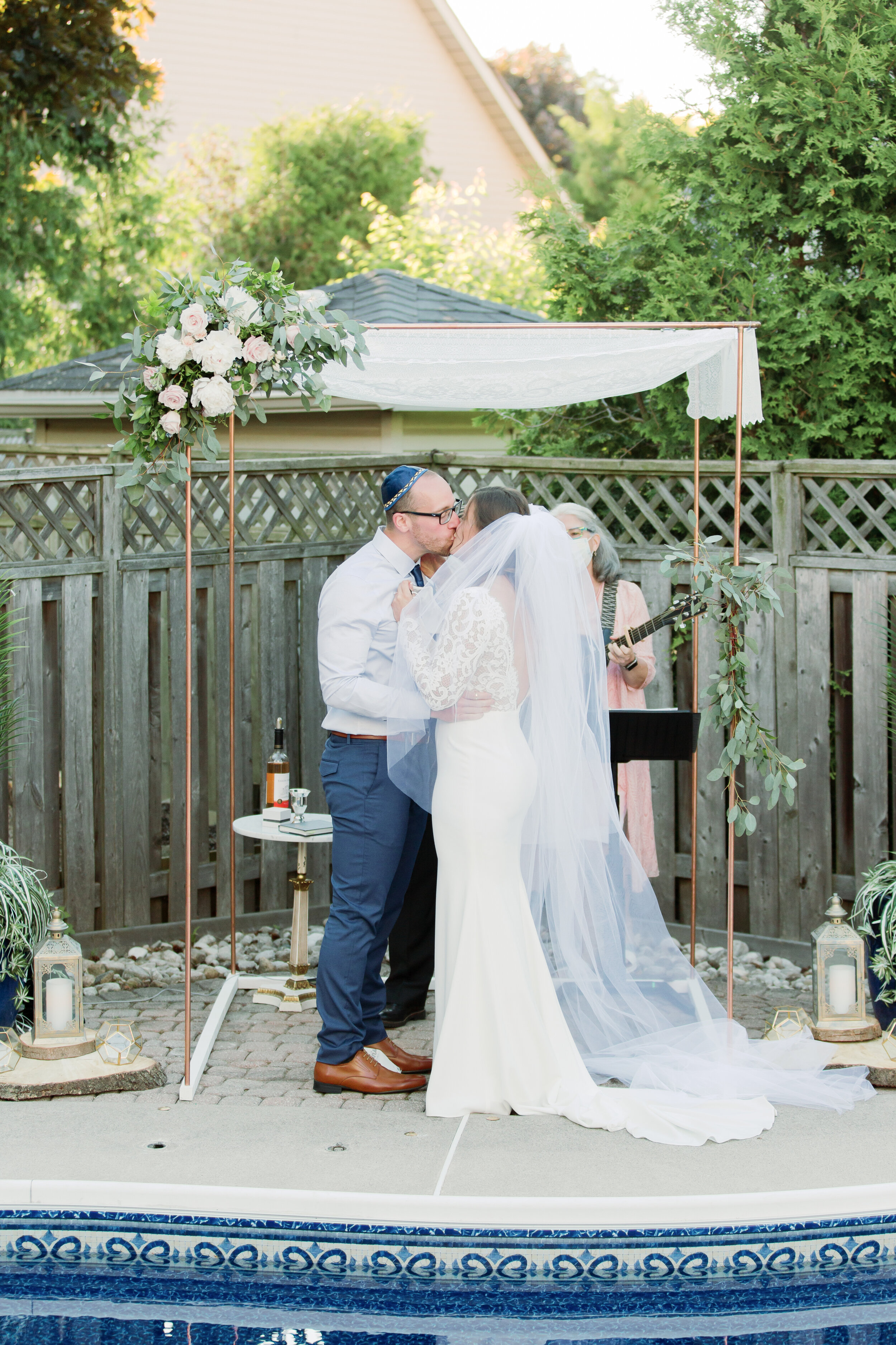 microwedding-athomewedding-ancasterwedding-alexandradelbellophotography-hamiltonweddingphotographer-burlingtonweddingphotographer-niagaraweddingphotographer-torontoweddingphotographer-0068.jpg