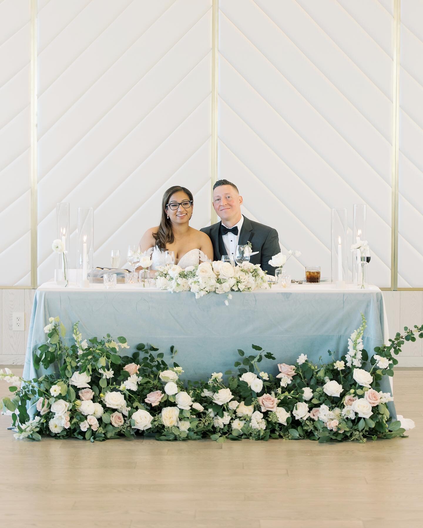 An elegant sweetheart table brought to life by the talented @salutidesigns and @kendon.design.co

I&rsquo;m curious&hellip; Do you love a sweetheart table? Or are you in favor of a more traditional head table?

Truth be told, I love both 🤭