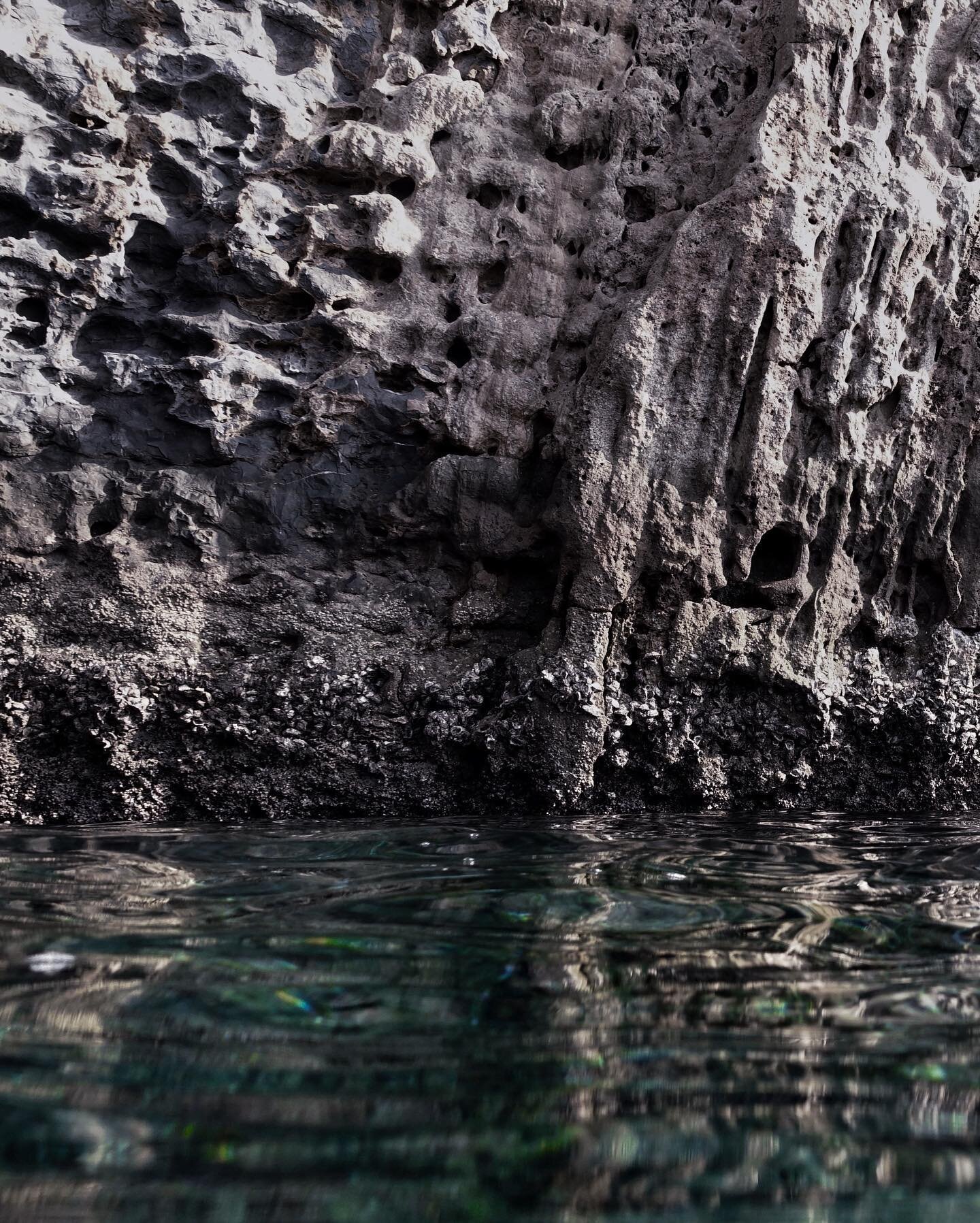 // Rocky elements .. 🪨

During our exploration we stumble upon intriguing rock formations.

Can you identify anything familiar by inspecting these rock formations?🤔
.
.
.
.
.
Tags: #ocean #exploration #explore #adventure #sonyrx100 #environment #se