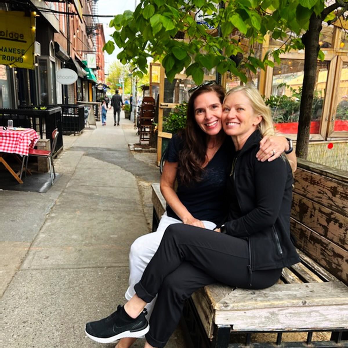 On a recent trip to NYC. Saw old friends, new friends, family, and spent the best day with @jolienovak and @alan_carroll_studio !
.
.
.
#manhattan #newyorkcity #brooklyn #sundaybrunch #oldfriendsarethebestfriends