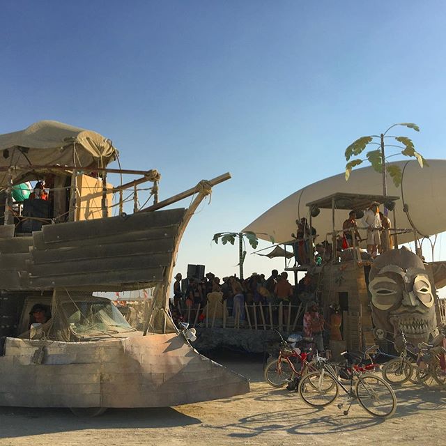 #burningman the #bombusregius #artcar #airship @coveredinbeesartscollective  chilling with @airpushercollective at the savage island party  @cptnjay with the sick tunes