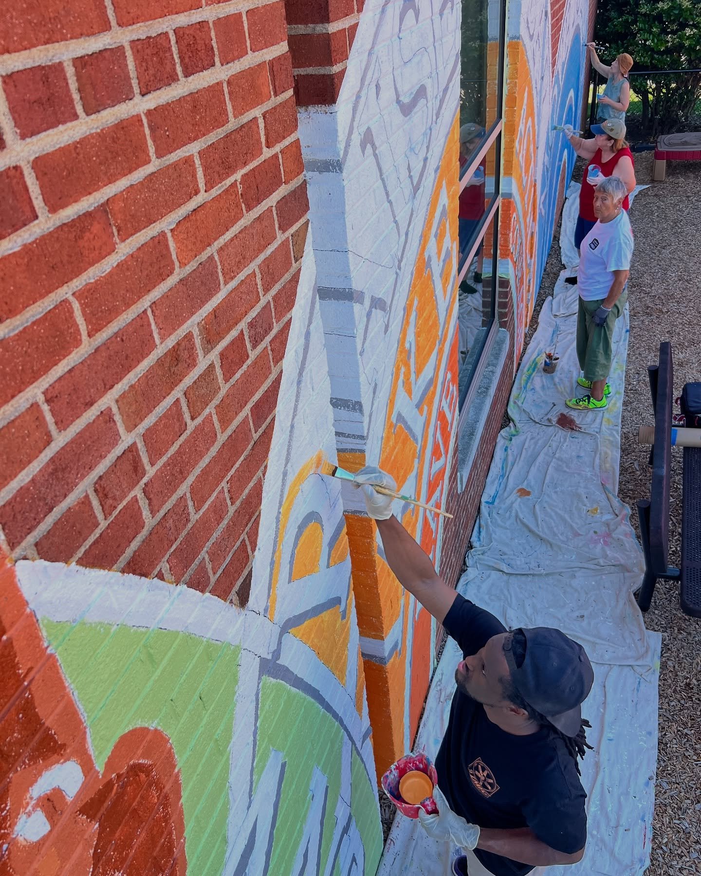 📸Snaps from last weekend&rsquo;s Community Paint at Walker-Grant Center. This mural is the fifth in the &ldquo;Heart for Art&rdquo; initiative that PONSHOP and @sososophiola started in 2021 - a collaborative effort between students and faculty, arti