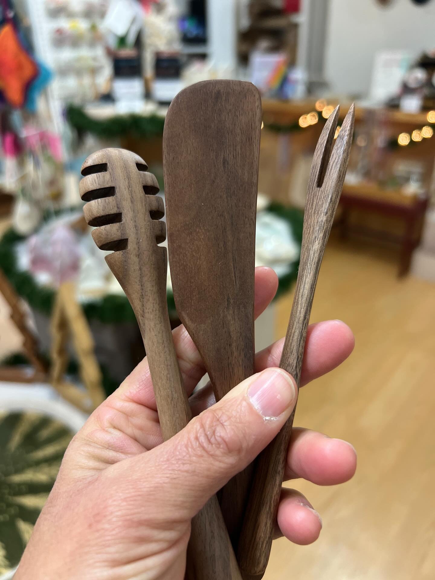 💚 From hand carved walnut wood utensils from @jbrodyandco to stained glass ornaments from @gypsygemworks holiday felt flower to small holiday dishes and ceramic ornaments from @scarlettwares we have the details to make your gift giving special! 

#s