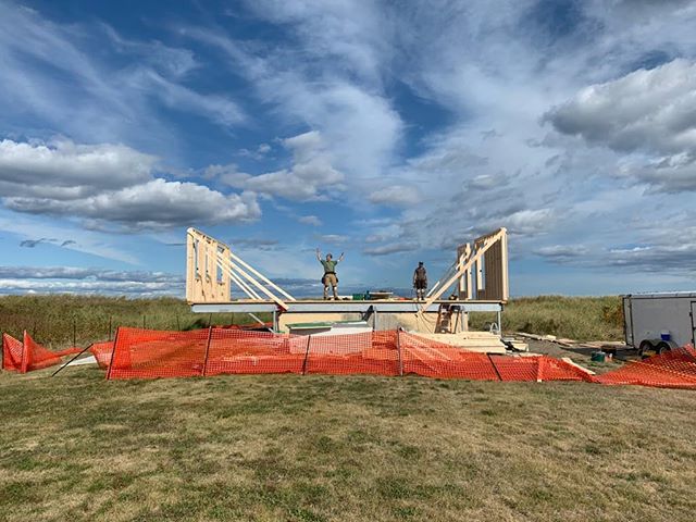 Big day at Kingsburg - first floor walls going up! We're working with a new to us product called Zip sheathing @zipsystems. It's always satisfying to watch the first floor come together. Can you spot big Bill? 🤪👷&zwj;♂️
.
.
.
.
#tiliabuilders #zip 