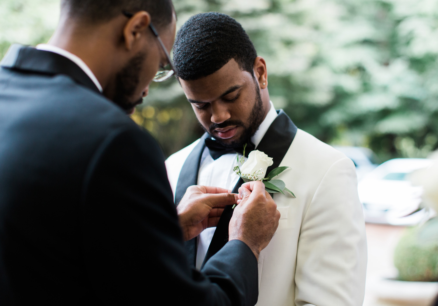 seattle groom gets boutonniere pinned.jpg