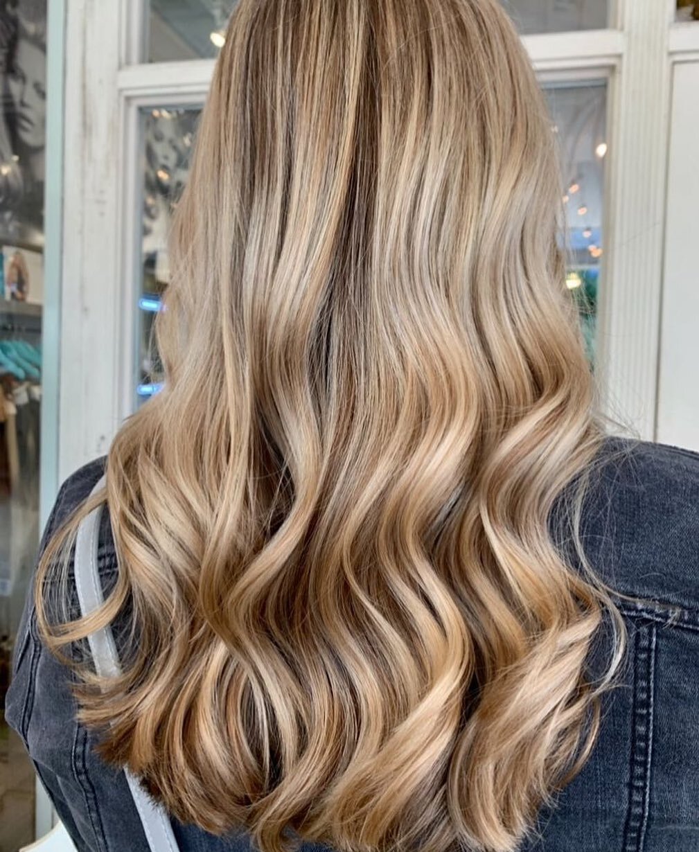 Shine for days ✨✨✨

Color &amp; style by @lookgoodwithlexx 

#buckheadatlanta #peachtreecorners #atlhair #dunwoodyhairstylist #midtownatlanta #atlhairstylists #atlhairsalon #atlhairstyles #atlantamakeupartist #atlhairstylists #atlweddings #atlbalayag