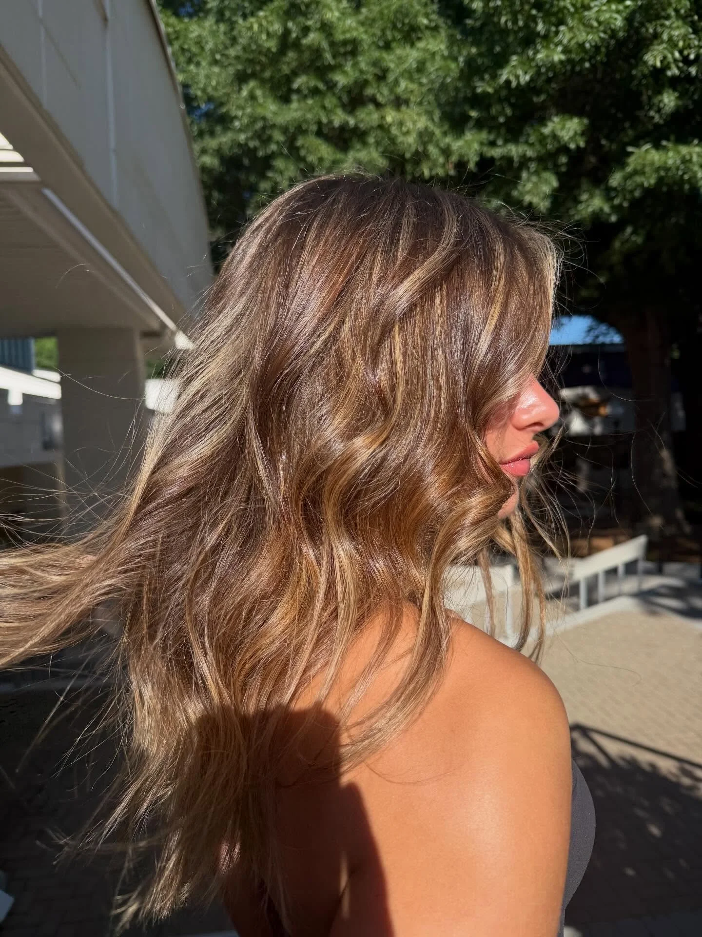 Salted caramel blonde perfection 🤎✨

No filter. No editing. 

Just pure magic by @nesliyaa_balance, glowing in both the sunlight and the shadows. The kind of color that stops you mid-scroll and somehow looks even better in person.

Summer blonde sea