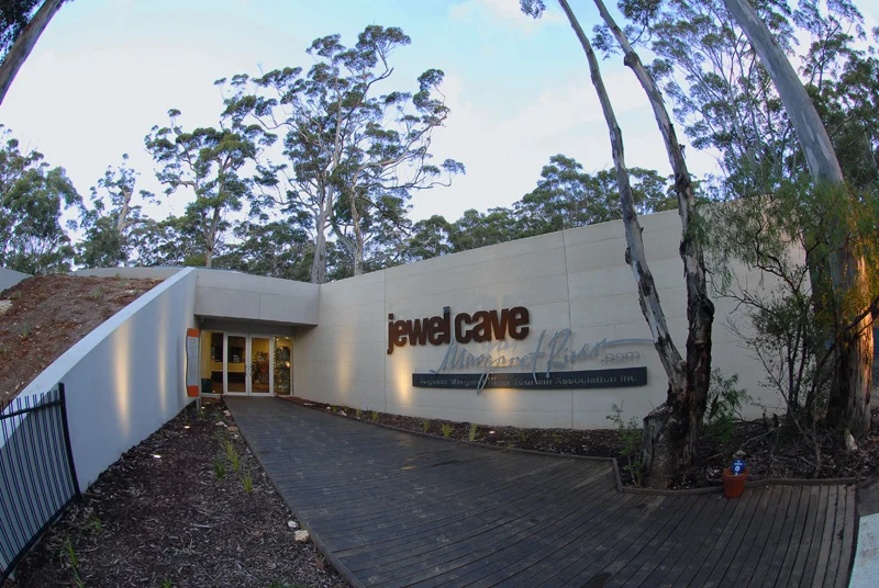 JewelCaveVisitorCentre2.jpg