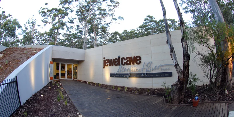 JewelCaveVisitorCentre1.jpg