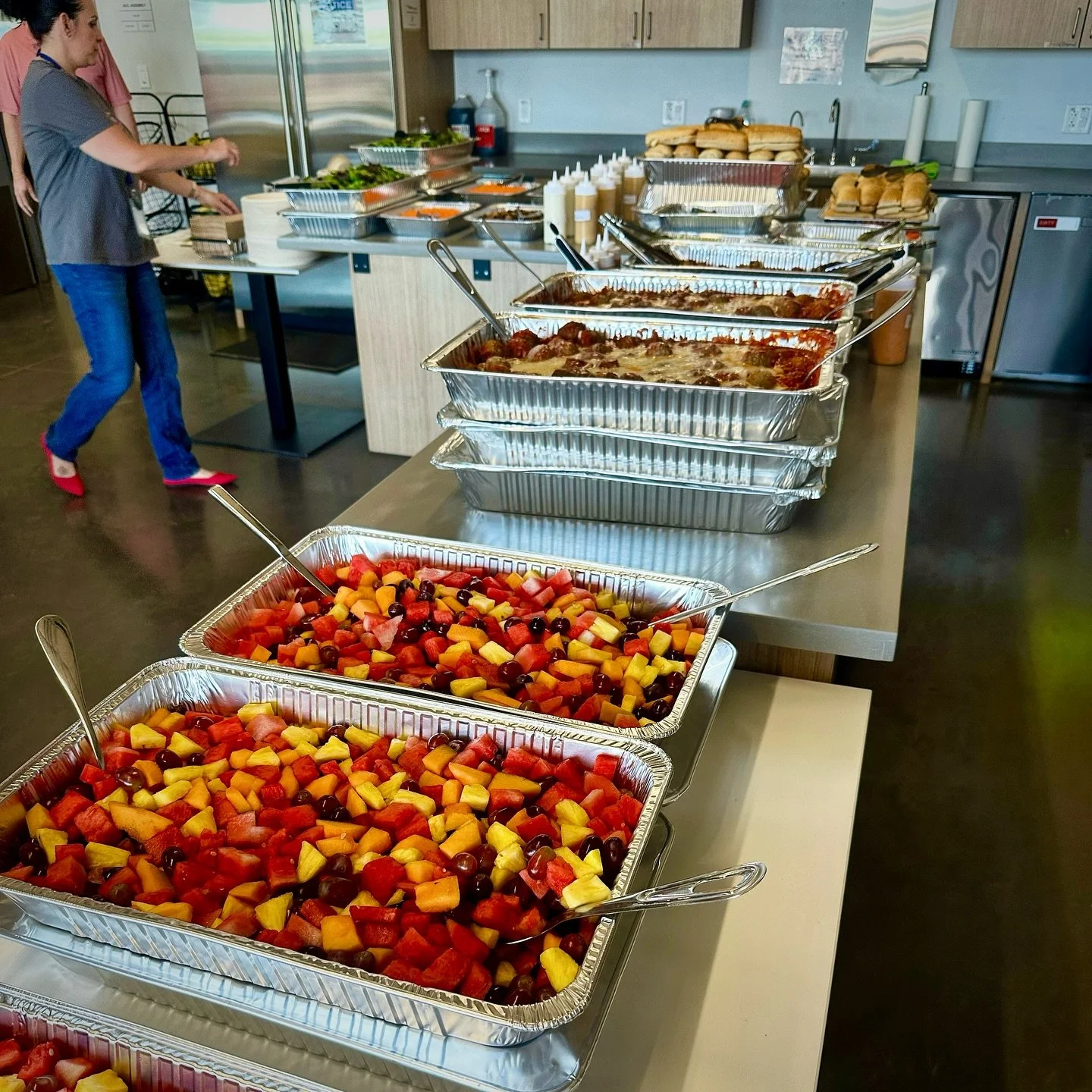 Another solid lunch setup in the books 🙌 
Fresh fruit, hot entrees, and sandwich trays ready to feed the crew.
We cater office lunches, trainings, and events across the Valley. Whether it&rsquo;s buffet-style or boxed, we&rsquo;ve got you covered wi