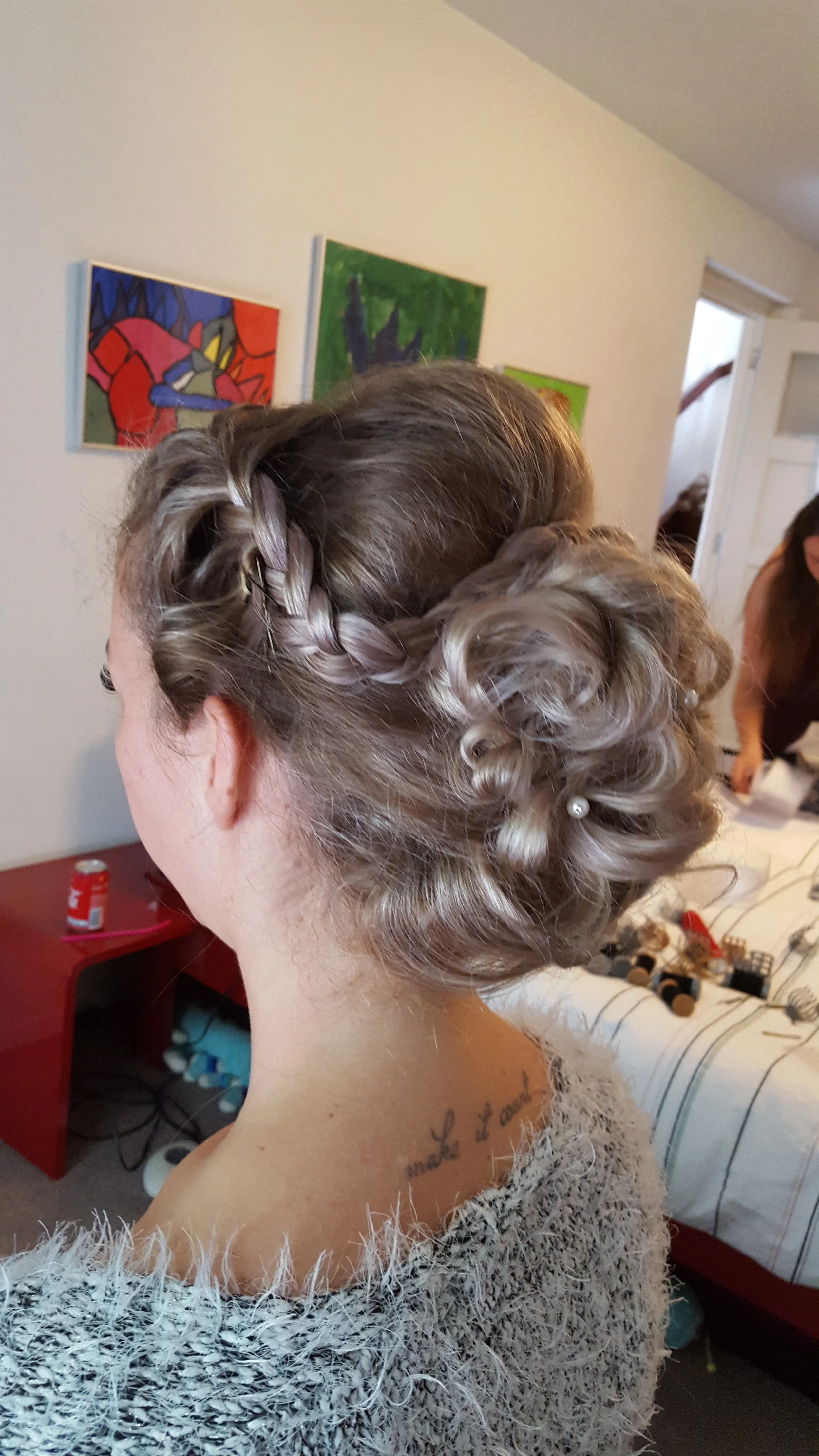 Bruidskapsel met vlecht, aan huis opsteken