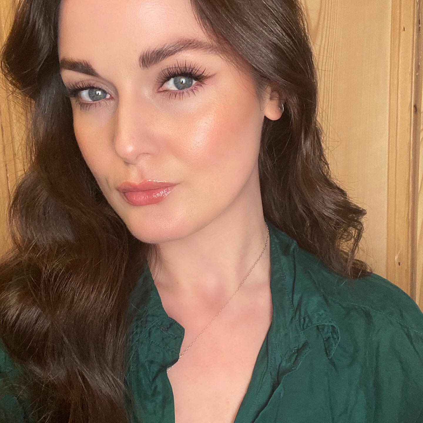 Natural glowy glam look trialing some new individual eyelashes for my bridal clients. Loving my new brows too, the two new brow products from @ctilburymakeup  really make a difference. I like how I can create a fuller shape while still looking feathe