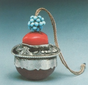 Small pendant or pei-jing made of silver, Chinese glass beads and amber (?), ca. 1900. Image courtesy Artist Magazine, Taipei, Taiwan. The hollow beaded sphere is a dodecahedron.