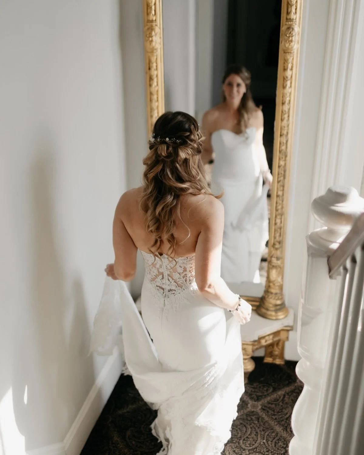 Soft glam + lived-in bridal waves - made to move with you, photograph beautifully, and last all day 🤍

Hair and makeup @rebellewithagloss 
Always an insanely beautiful photo by the talented @heatherpaulinephotography 

____
#bridestobe #bridalmakeup