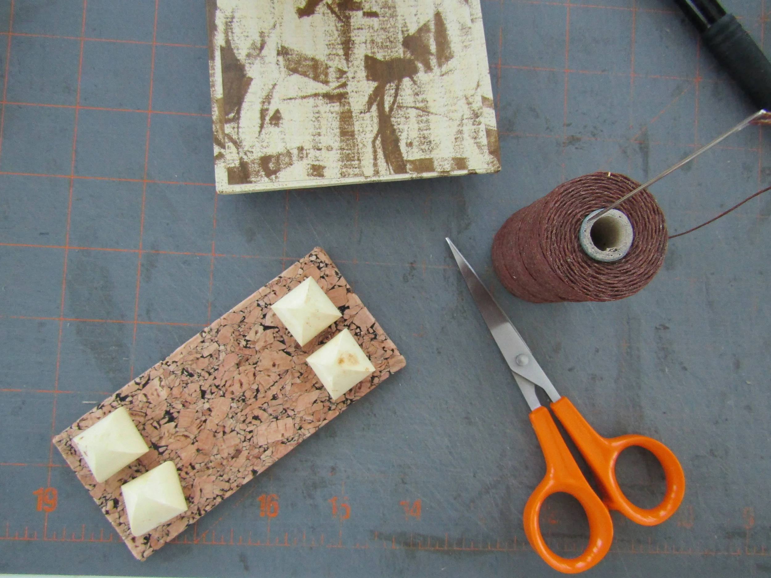 Adding the feet to the Cicada reliquary.