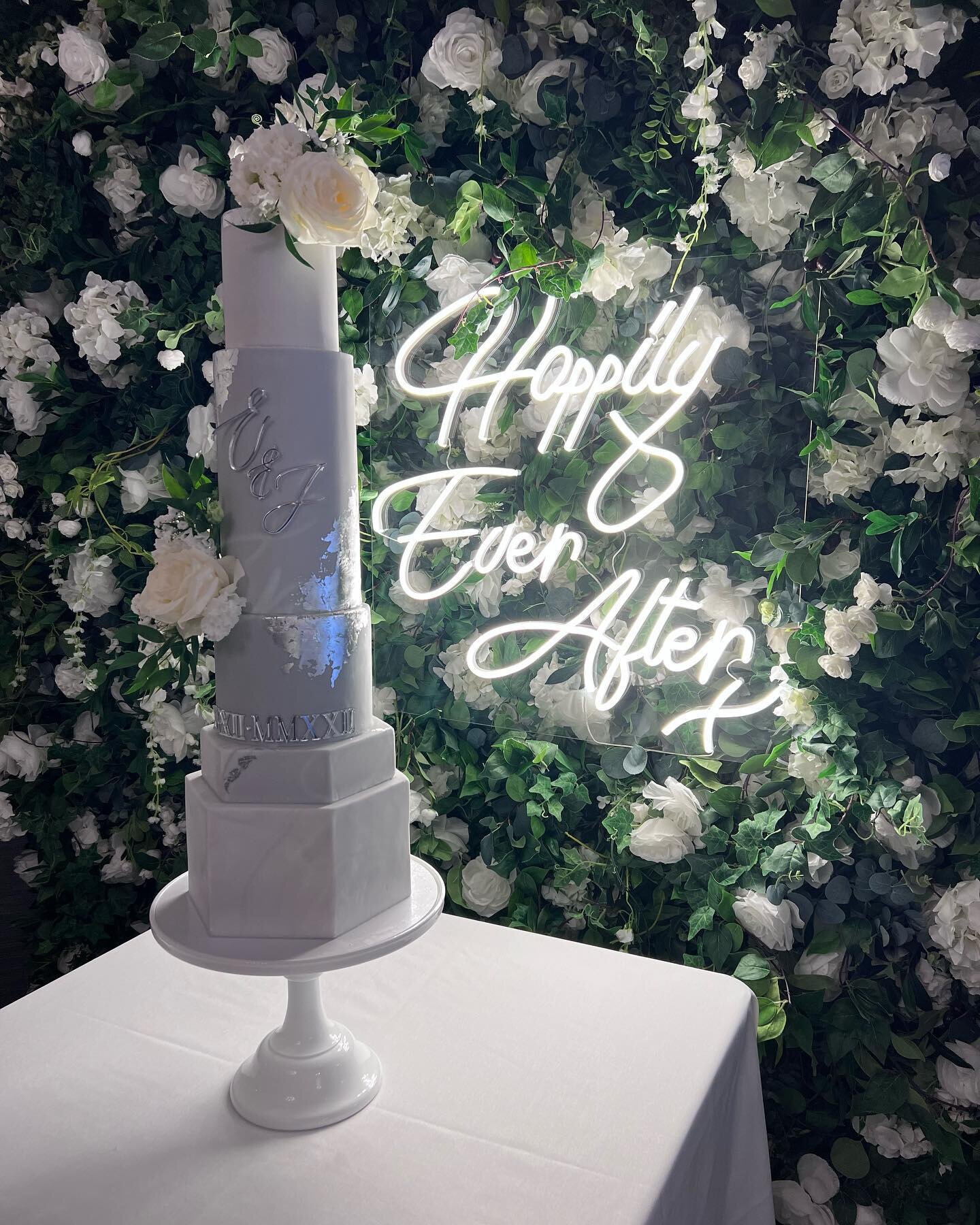 HAPPILY EVER AFTER //
My last cake of 2022 for Emma &amp; James at @sandholeoakbarn. 

This was a bit of a whopper of a cake at almost 3 feet tall with the cake stand.  They chose flavours of Madagascan vanilla, milk chocolate and white chocolate. 

