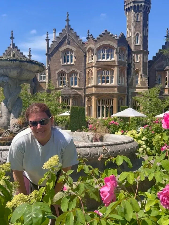July in a flash. 

- Why yes, it&rsquo;s the castle from Rocky Horror Picture Show, and so much more @oakleycourt 
- Reunion with the great @minaholland and fam
- Sunday roast, the best possible way to end our British adventure
- Mussel slurping expe