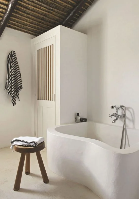 Inspiration image for a Moroccan plastered bath tub