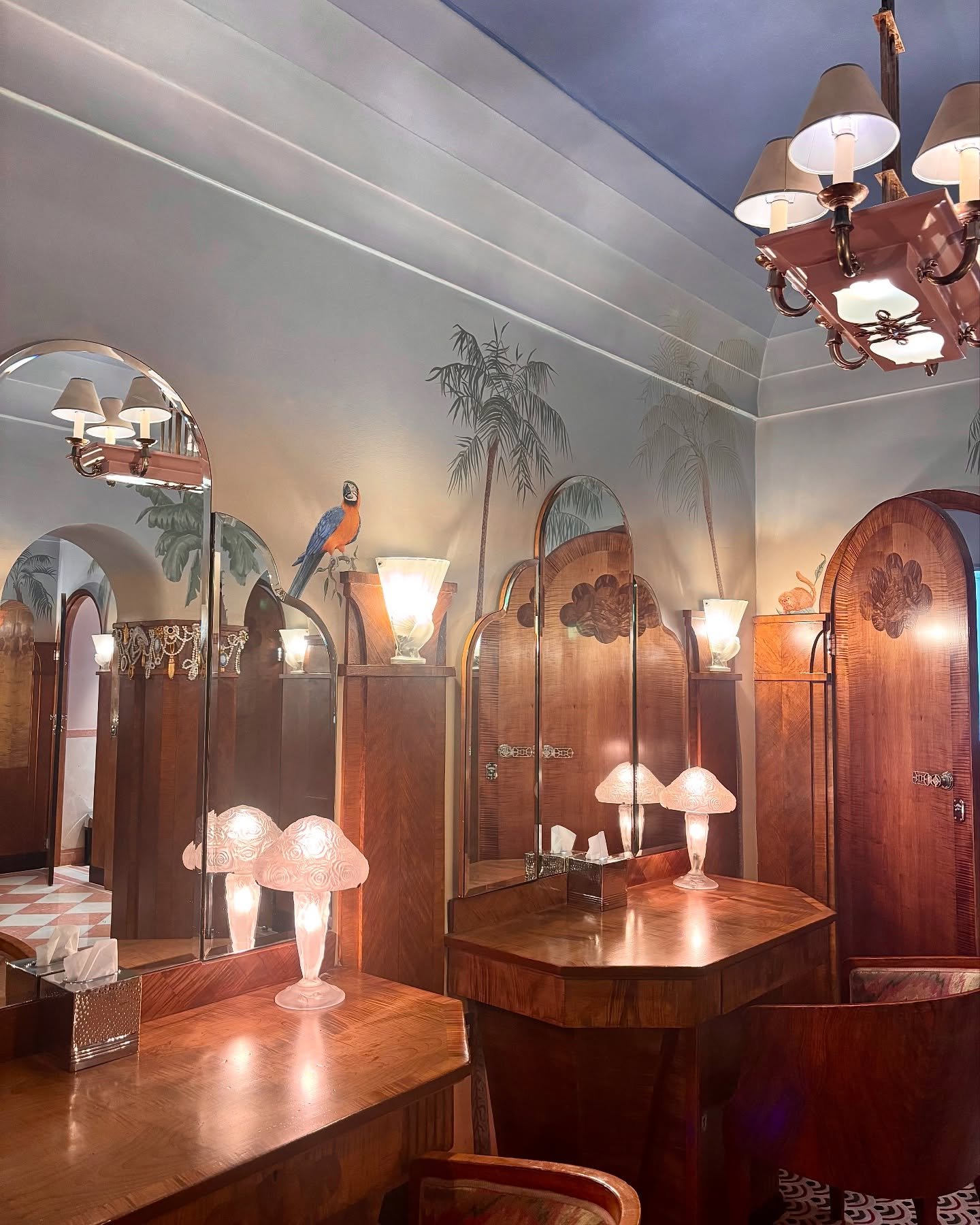 A proper setting for the reapplication of lipstick&hellip;

#Mural #PowderRoom #InteriorDesign #ArtDeco
