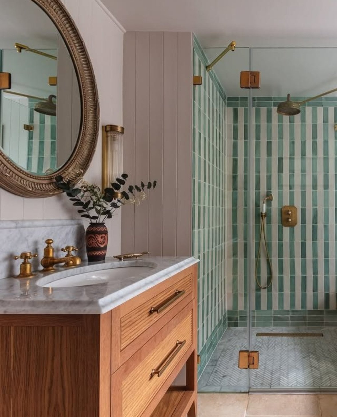 Warmth and earthy elegance with a playful twist in the shower&hellip;and the heater towel rail which I feel needs a moment of appreciation too. 🤍

Interior Design: @anouskatamonyinteriors 
Photography: @nickgeorgeinteriors 
Vanity: @parkerhowley_n_c