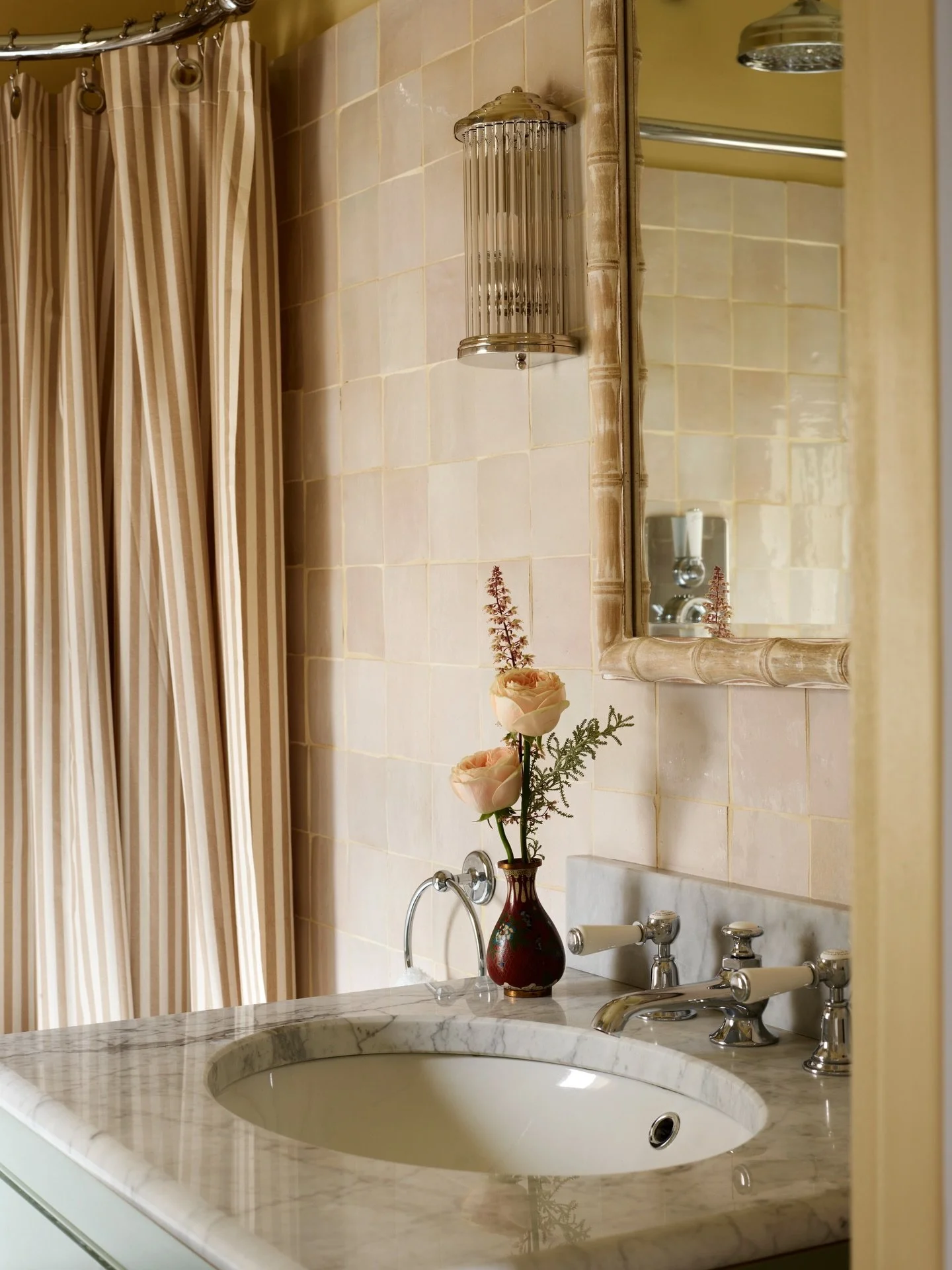 A small but perfectly formed kid&rsquo;s bathroom 💙💛

#childrensbathroom #familybathroom #englishhome #londoninteriors #bathroomdesign #timelessdesign #zellige #marblevanity #rolltop #bathtime
