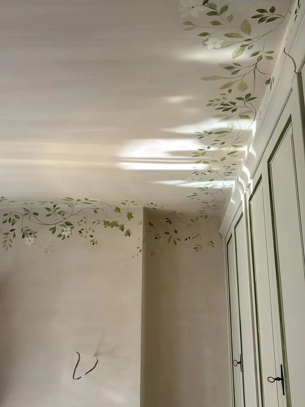 Winding down for Christmas and looking forward to sharing new work in the New Year, including this romantic Muswell Hill bedroom finished with hand-painted tendrils by @megboscawenstudio.

#romanticbedroom #muswellhill #bedroomdesign #handpainted #de