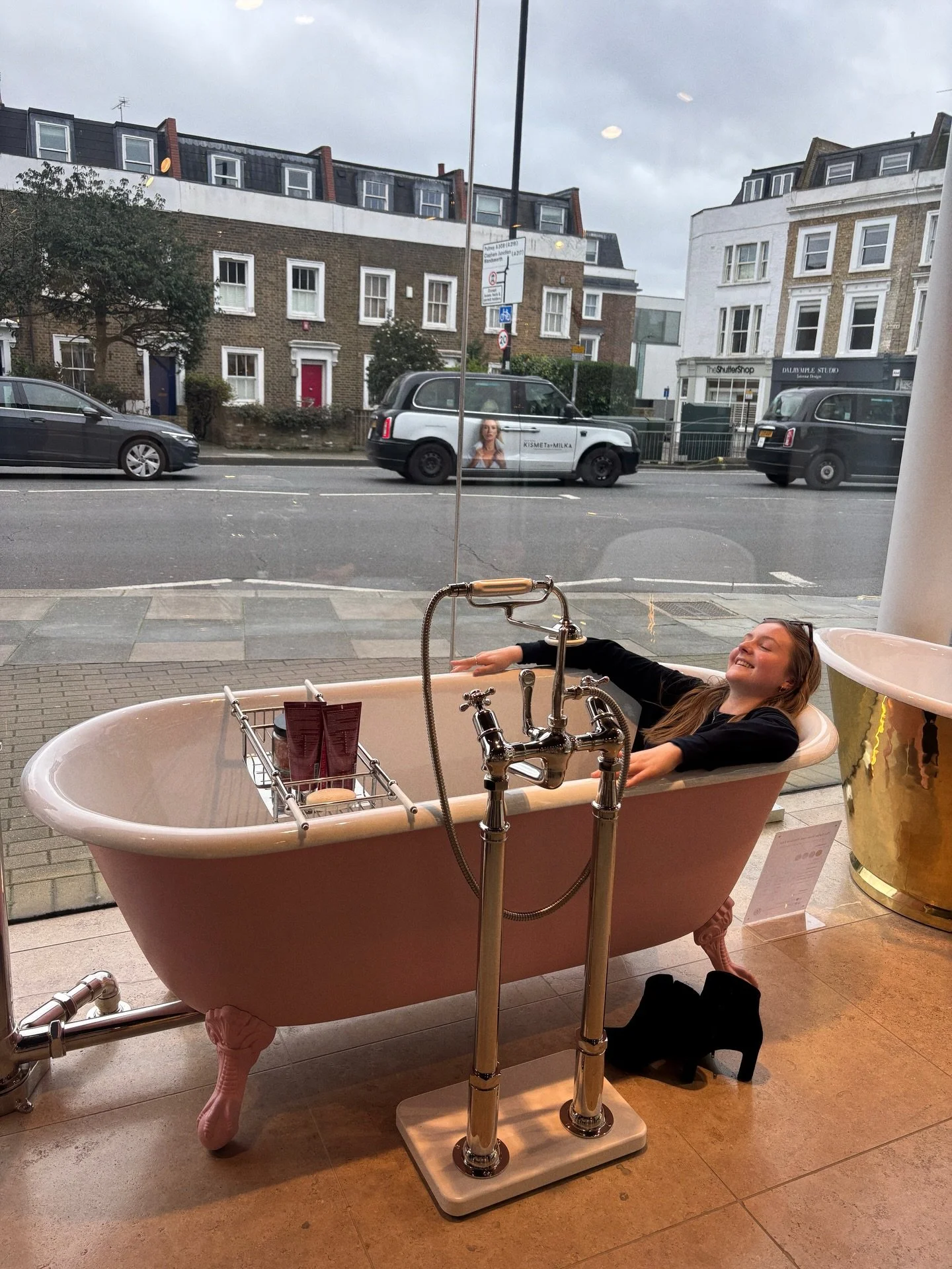 Our inspiration day may look like fun but we were carrying out a most serious philosophical experiment.

A d&eacute;rive &agrave; la Guy Debord. 

Highly recommend. 🌷