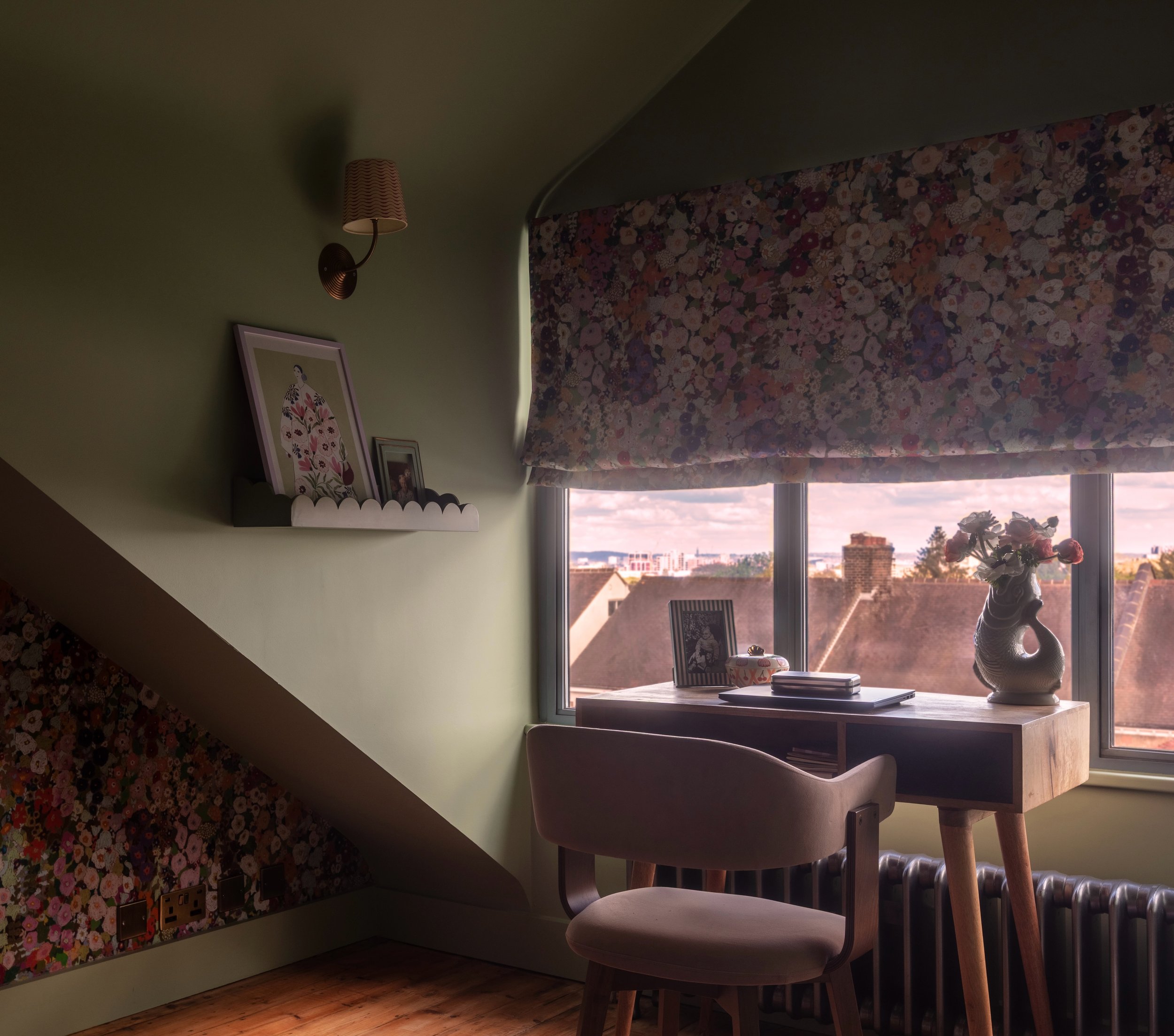 A mood 🪷💧 with a view 

@styled_by_deborah&rsquo;s enveloping loft study 

Interior: @anouskatamonyinteriors 
Photography: @alittlebitofcloud