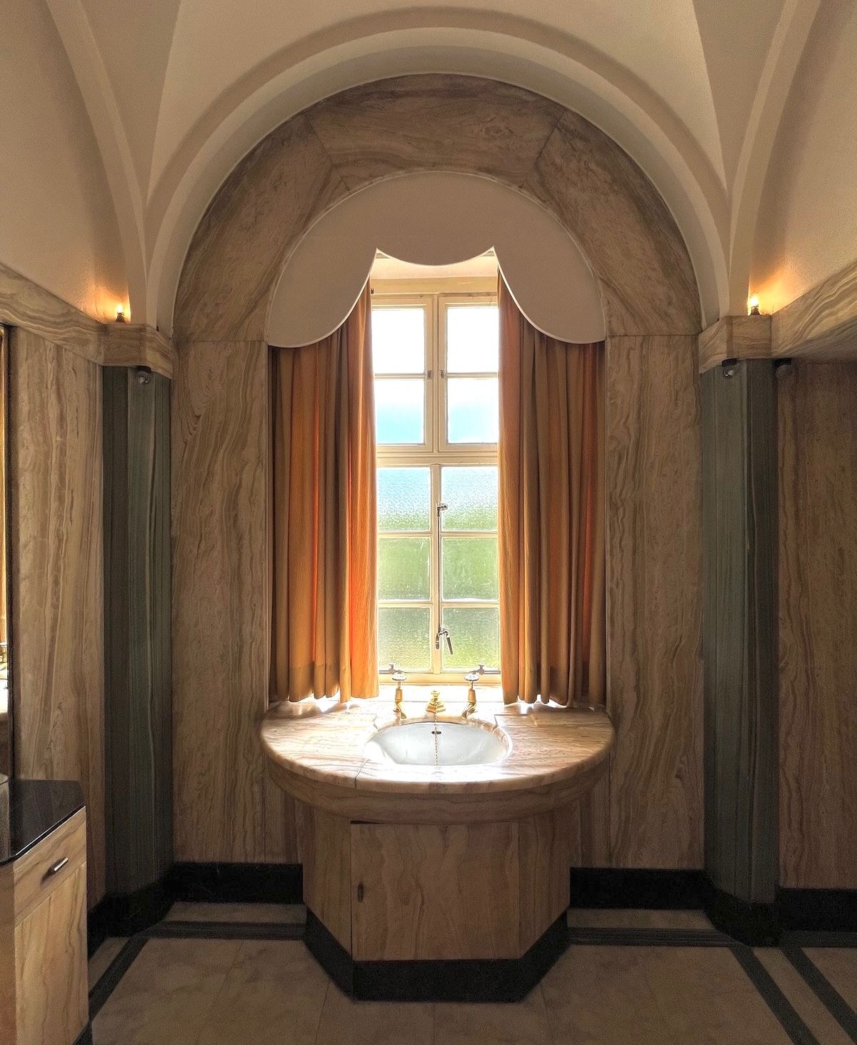 A handful of bathrooms I&rsquo;ll never tire of with delicious Deco-ish details.

Slide 1- Eltham Palace (of course)
Slide 2- 1920s Hollywood Hills estate by Mark D Sykes
Slide 3- Mark Rundell&rsquo;s original 1930s house 
Slide 4- Blakes by Anouska 