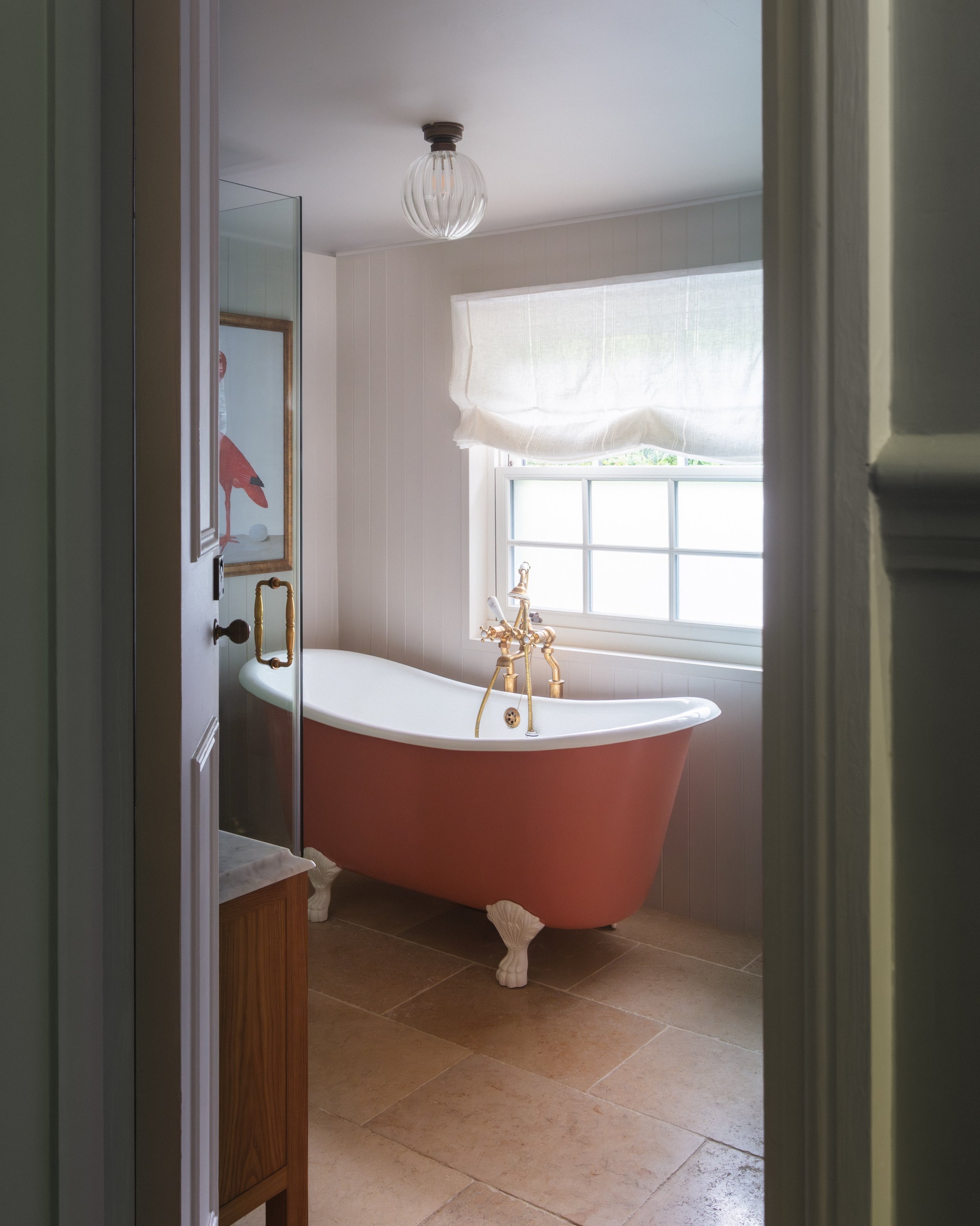 Tumbled limestone, ladder stitch linen and soft serve lion paws. Yum. 🍦

Interior design: @anouskatamonyinteriors 
Photography: @alittlebitofcloud 

#limestone #rolltop #linen