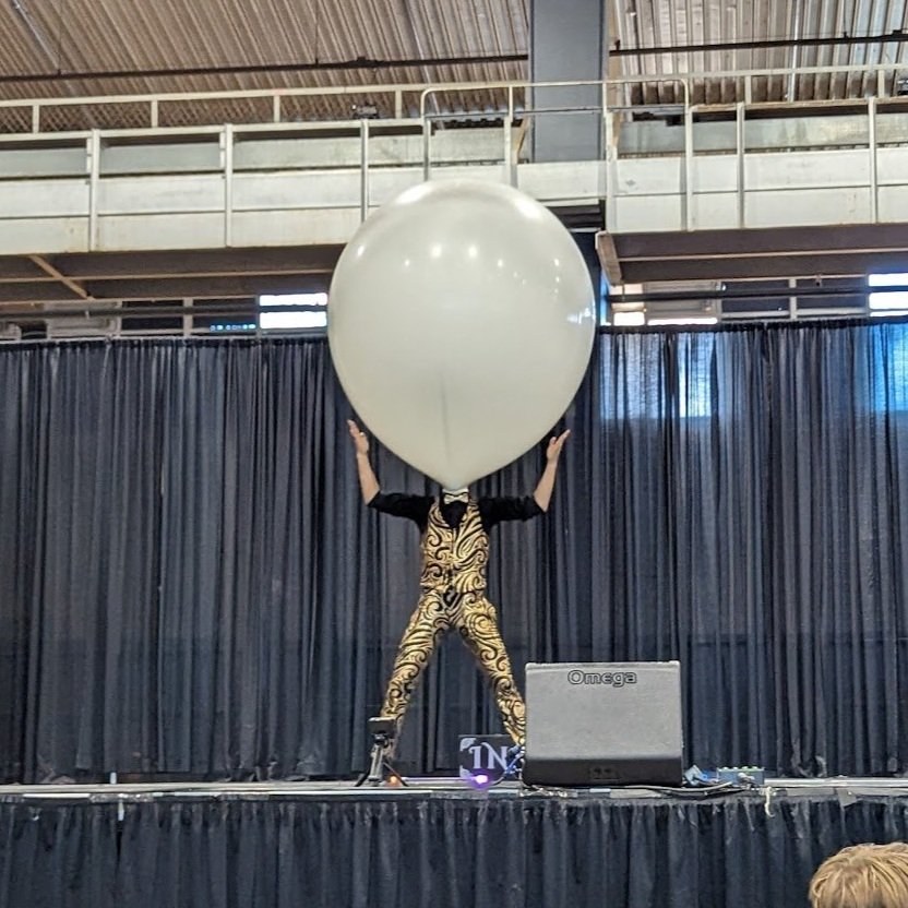 Giant Balloon Act