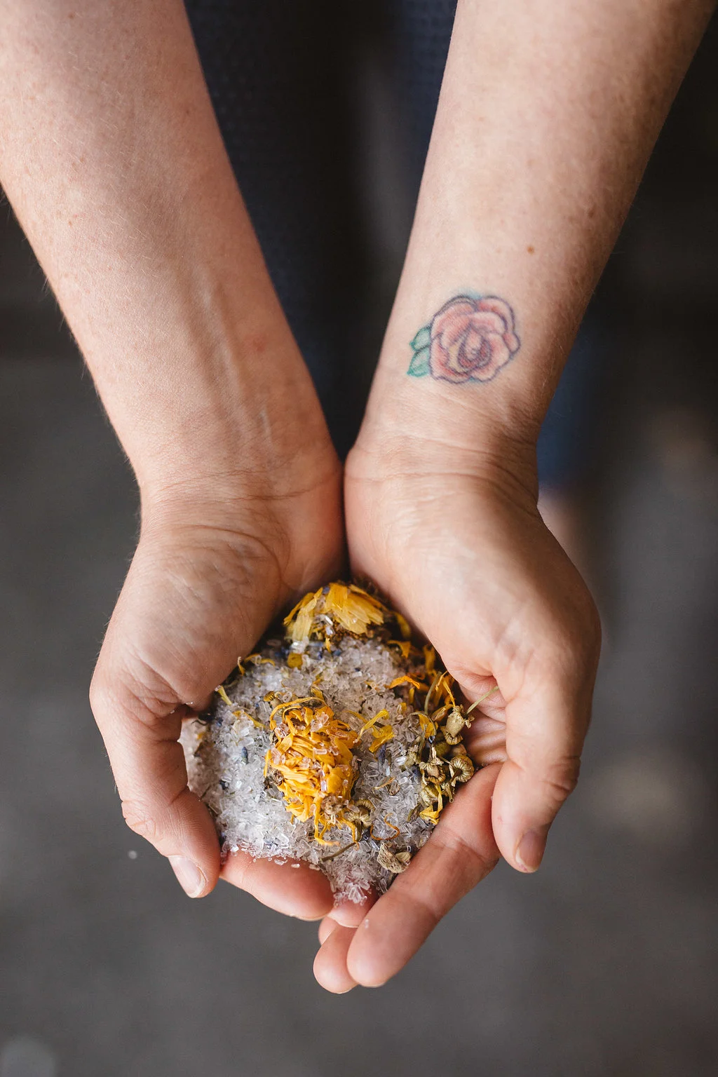 HERMOSA_CO_Postpartum Sitz-hands.jpg