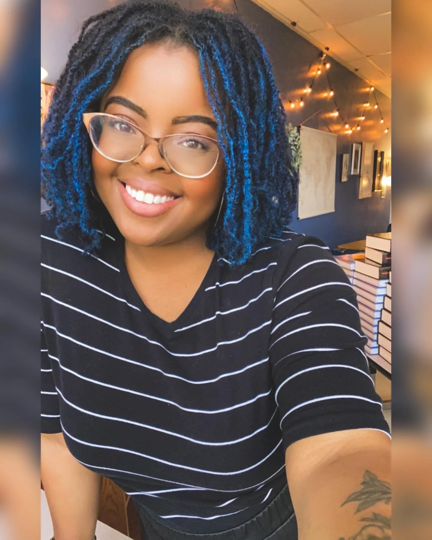 1am decisions that might turn permanent. 💙☺️ Also, can we get into the growth of these little locs?! It&rsquo;s been a year and half my hair is locked and the other half is just vibing. So be it. 

If you&rsquo;re looking for a sign, this is it. 🌱