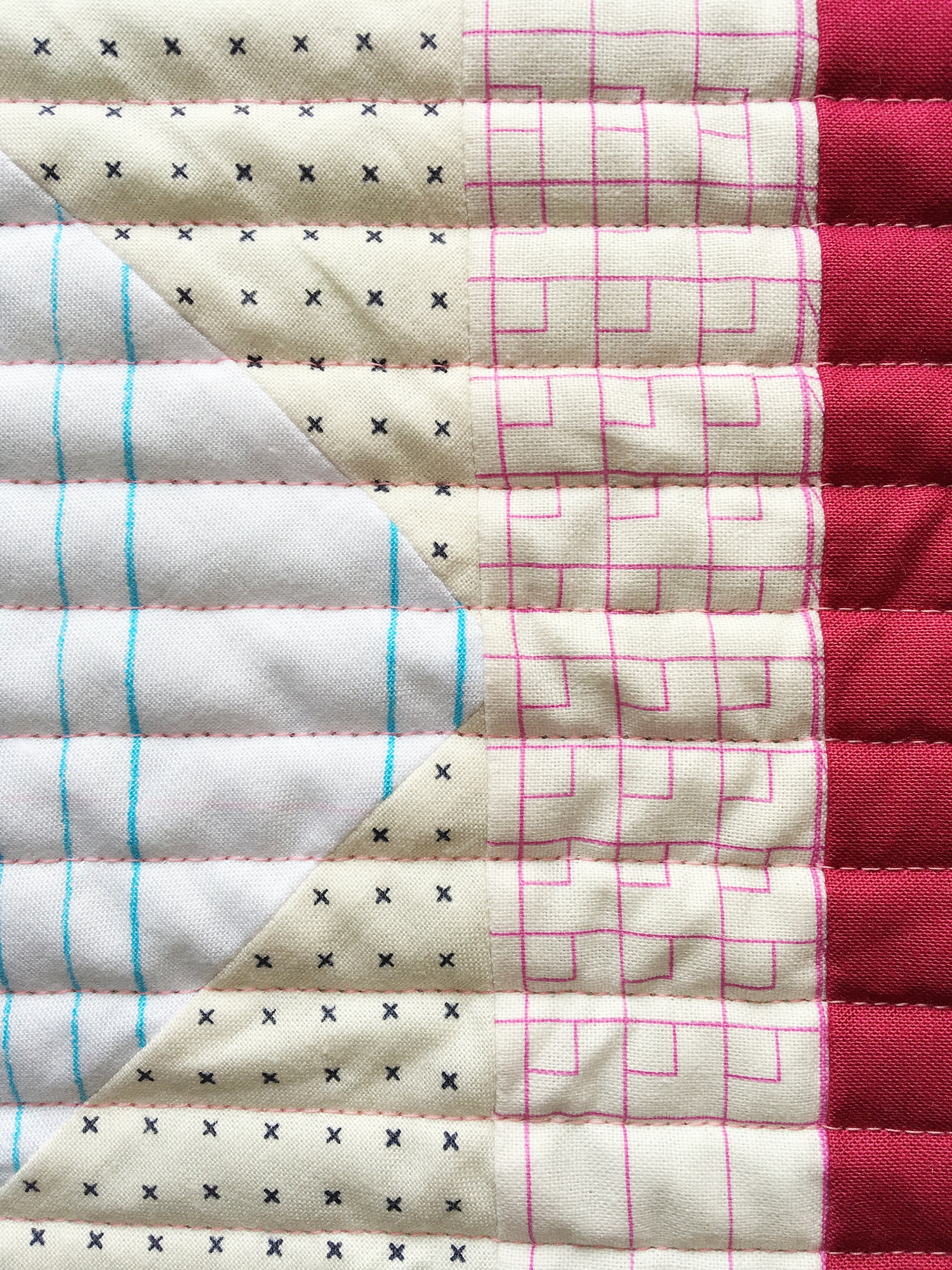 The blunted tip is definitely minimized by using similarly-valued fabrics. Using the same fabrics would be even less noticeable.