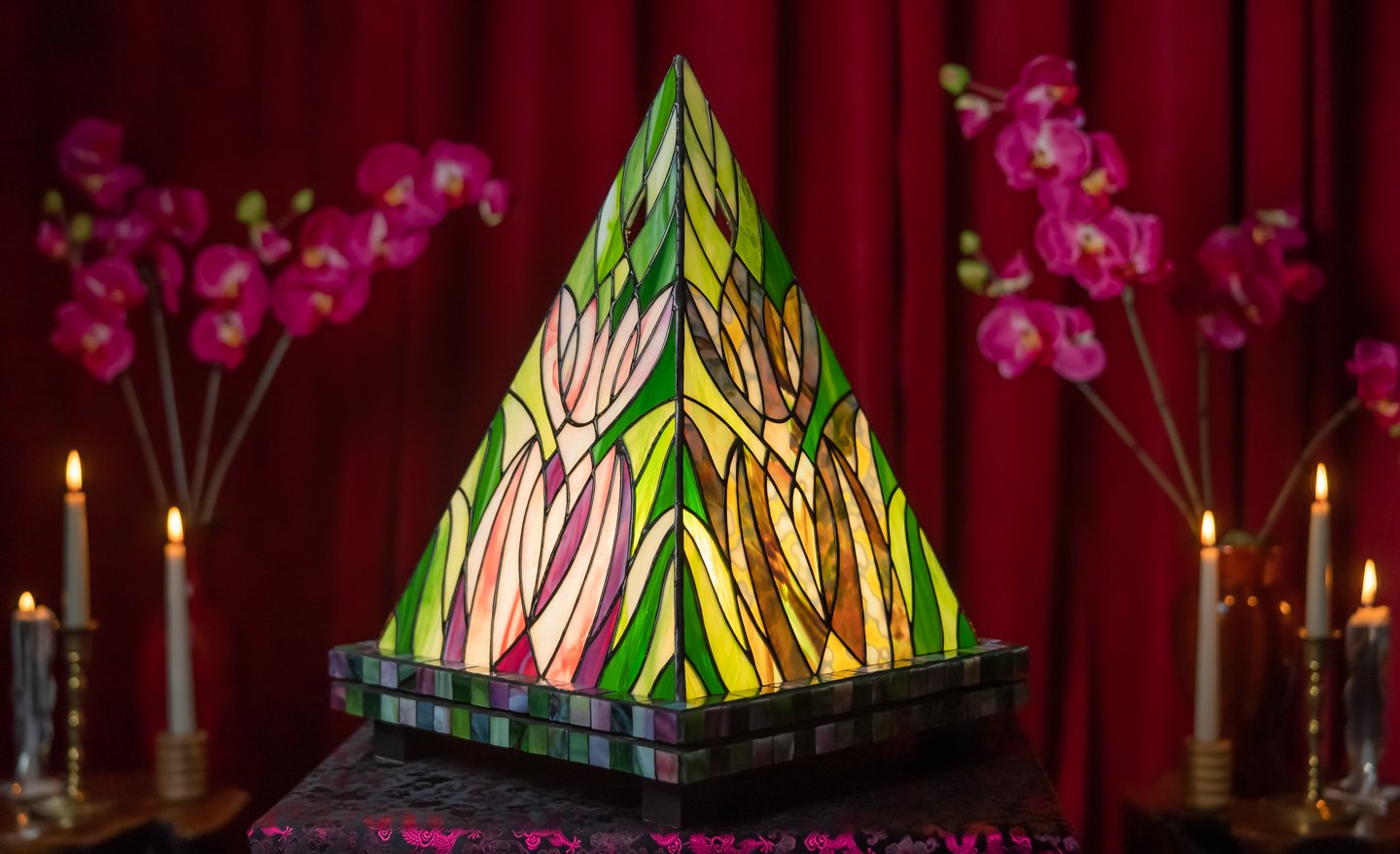 ALEXA-WRIGHT-Artist-Designer-Mantis-Stained-Glass-Lamp-03324.jpg