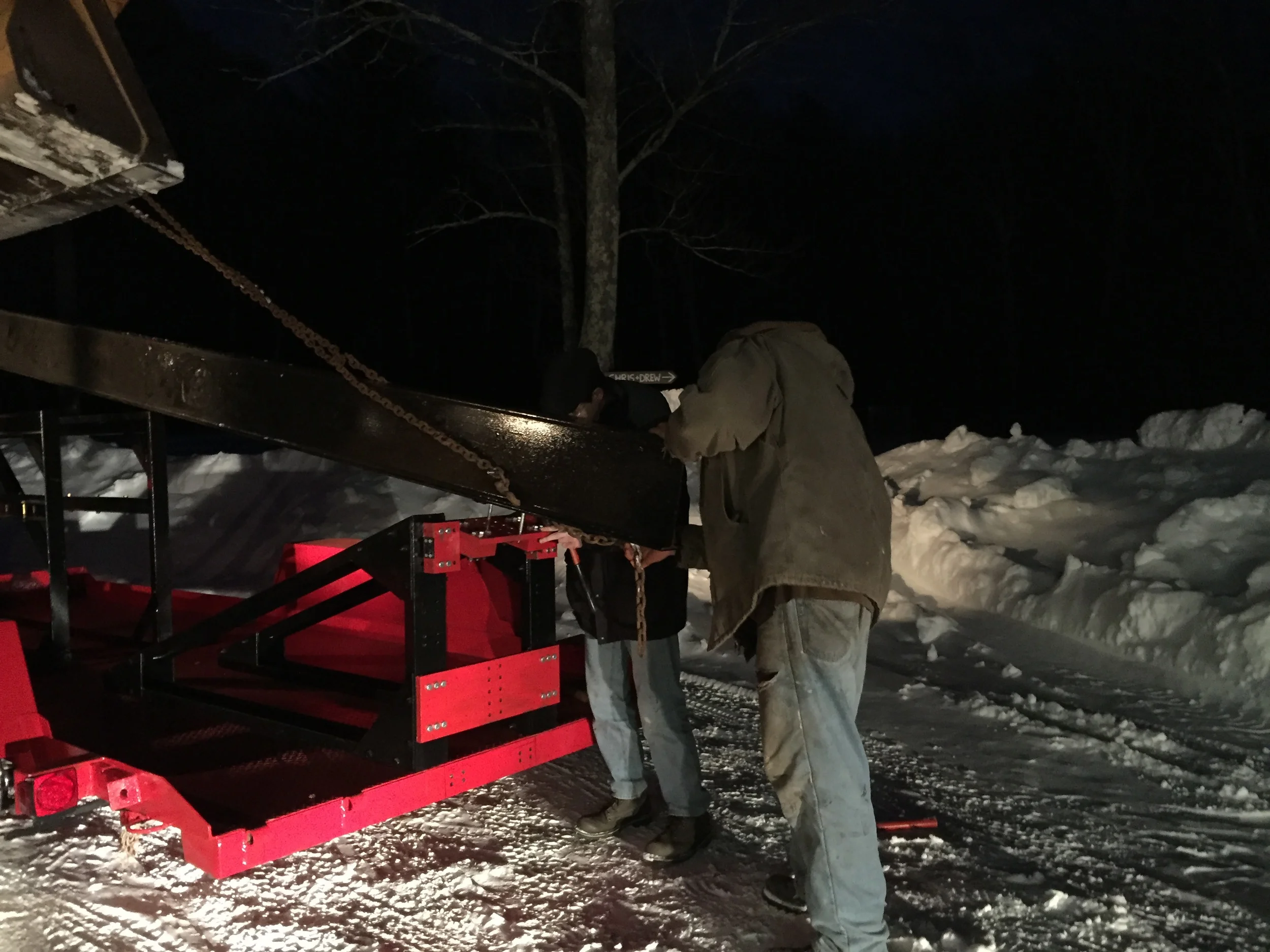  Fighting through the cold to bolt down the I-beam 