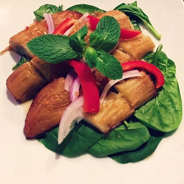 Eggplant salad with a bed of spinach, onions, chili dressing, and bell peppers garnished with mint! 🥗 #fresh