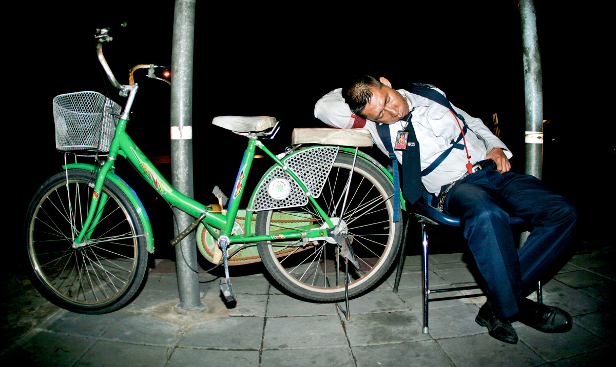 IMG_0161_sukhumvit_sleepingguard.jpg