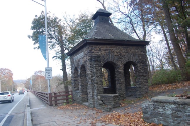 Forbes Avenue gatehouse/shelter (John Russell Pope, 1931) at west end of Forbes Avenue Bridge