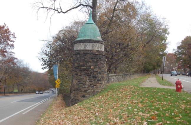 Entrance cairn (John Russell Pope, 1931) at intersection of Forbes Avenue and Beechwood Boulevard