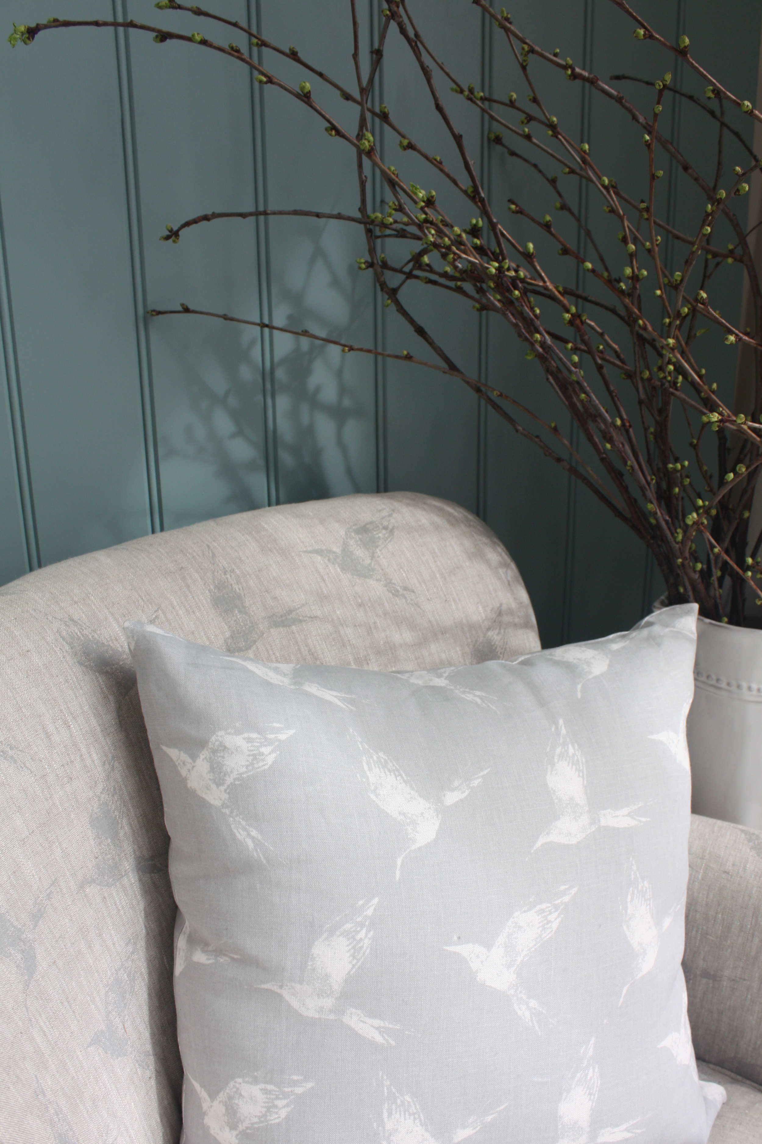 BOLLIN BIRD PRINT IN DEW ON WHITE AND NATURAL LINEN