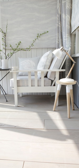 BEACH HOUSE SCHEME WITH COOL GREY LINENS AND WARM WHITE WALLS