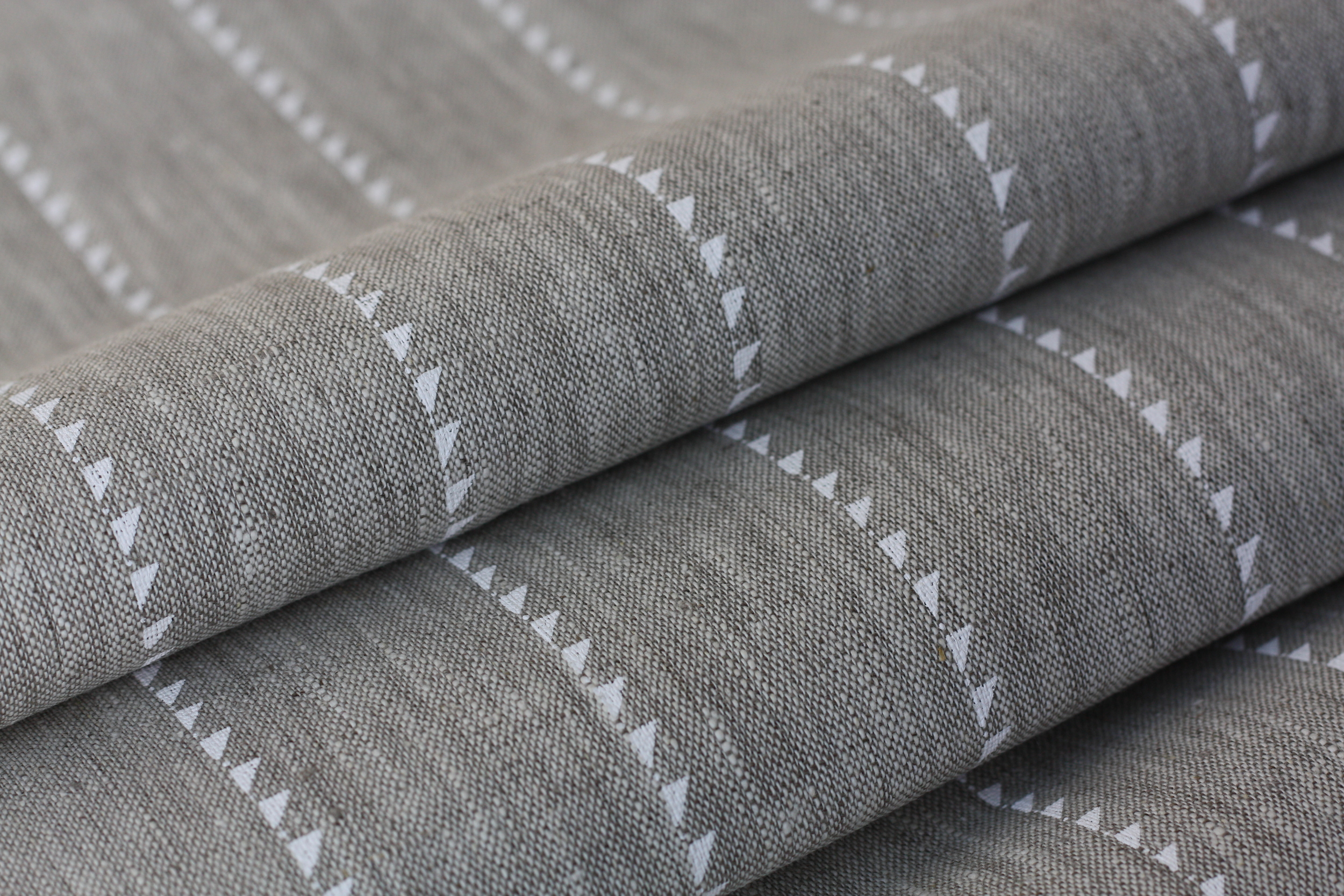 Prestbury Blade stripe in White on Natural Linen