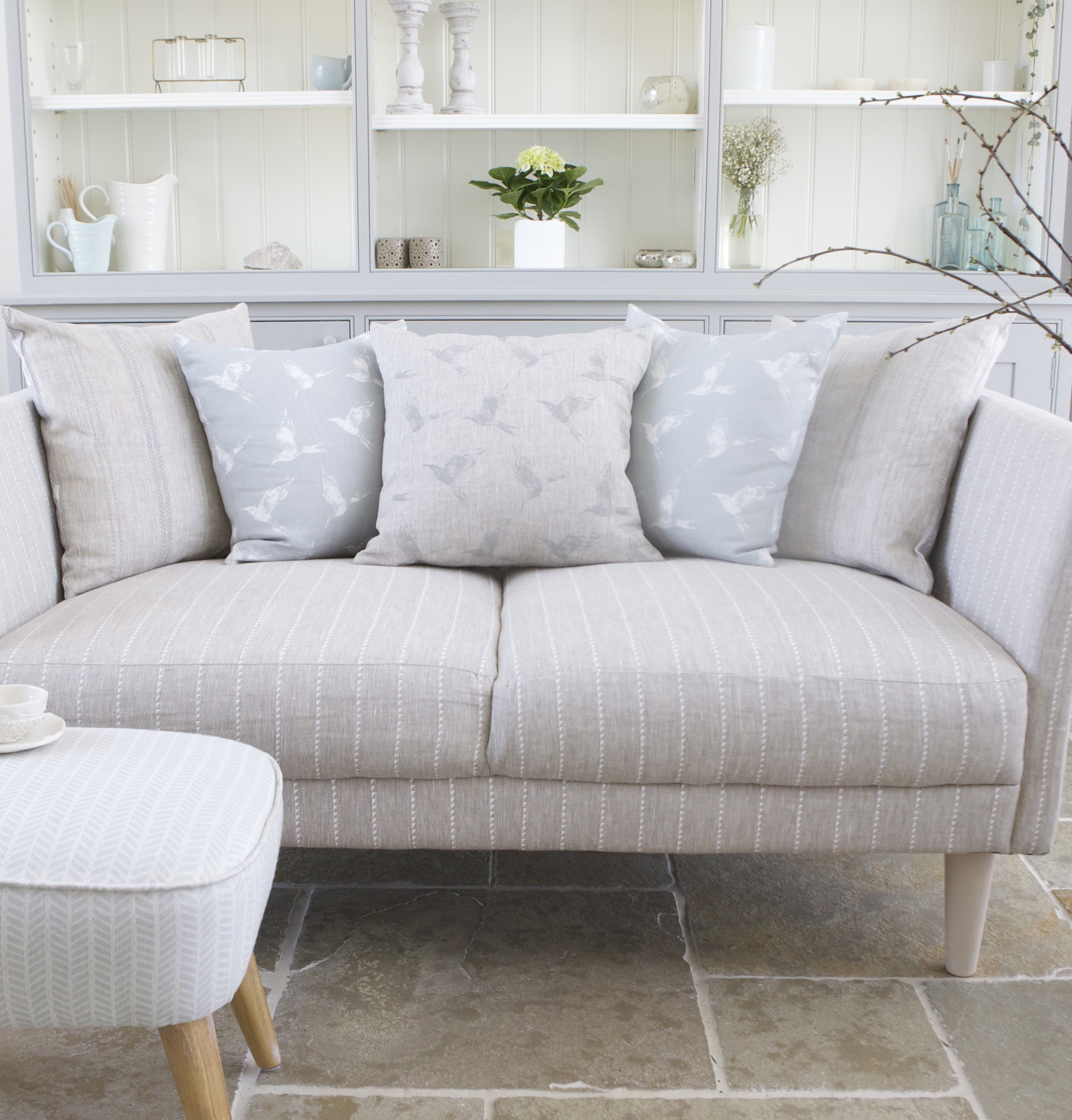 RESTFUL INTERIOR SCHEME USING DEW BLUE & NATURAL LINEN PRINTS 