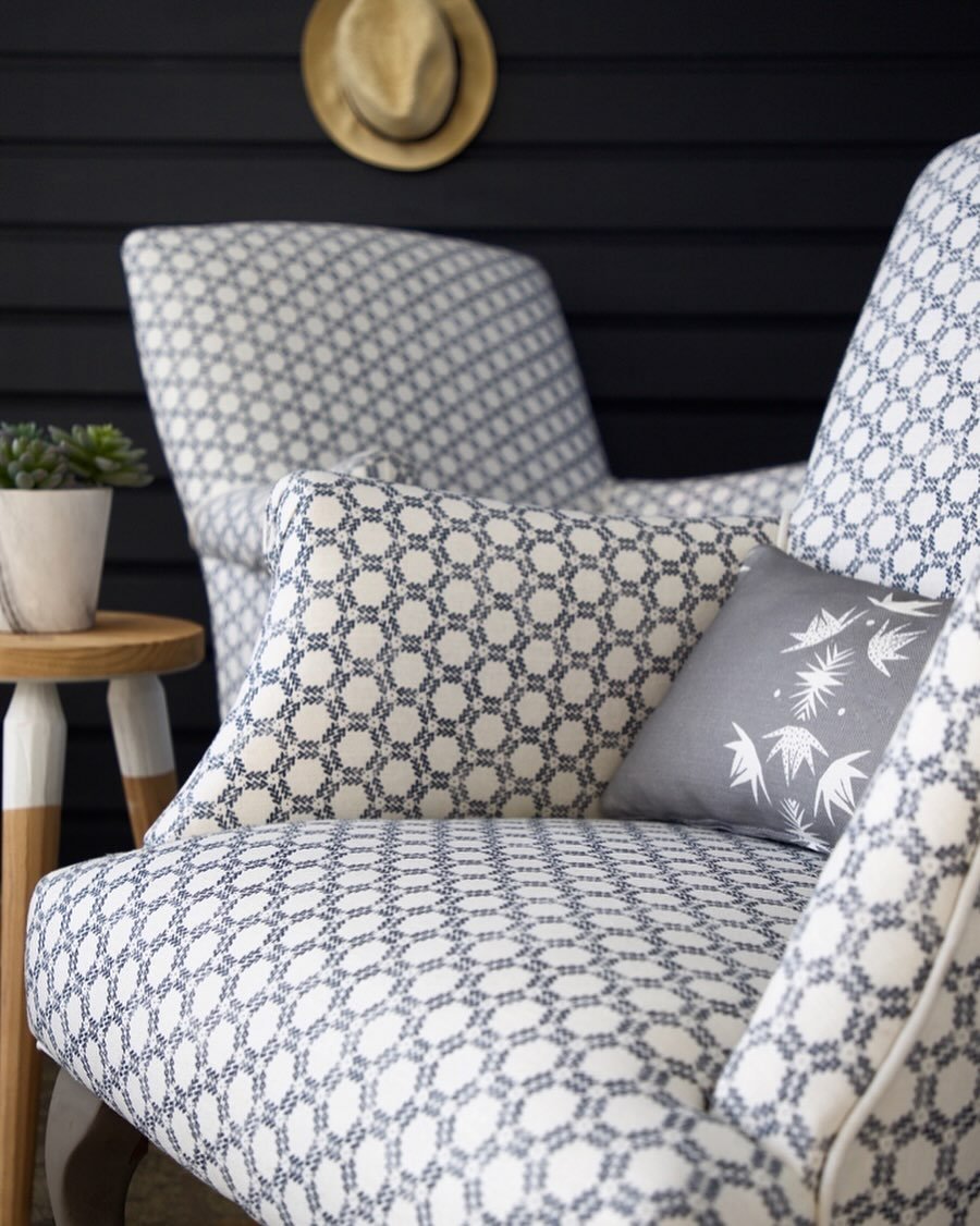 A Friday nod to the classics!  As we inch closer to the sunnier months&hellip;! 🤞 ☀️

Photo credits @priestleypix 

Chairs upholstered in Honeycomb Ocean from the Nordic Story Collection. 
Cushion in Nordic Trail. 
#zoeglencrossfabrics #blueinterior