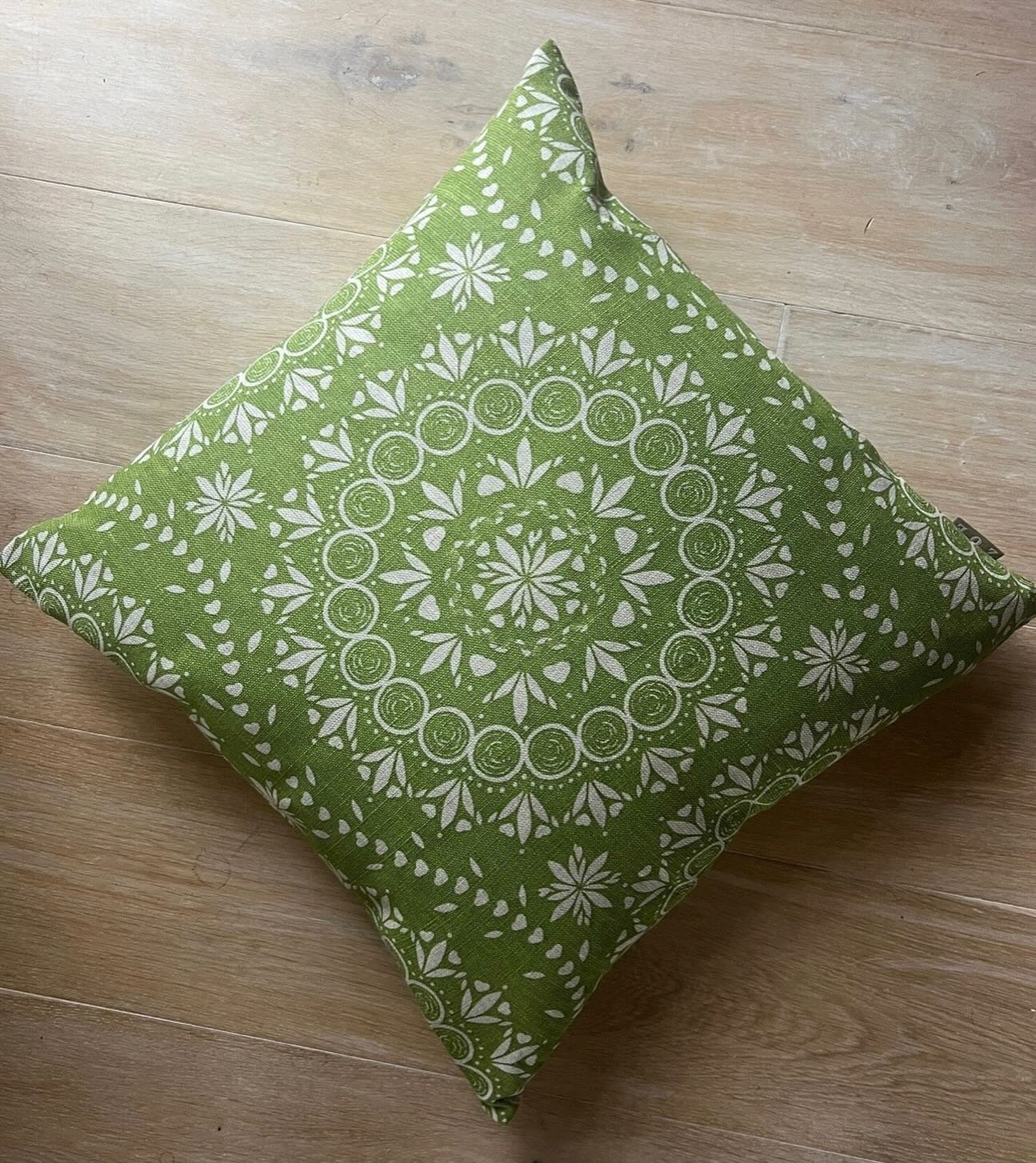 Palma Sol Apple Green cushions are back in stock, perfect for an instant spring colour quick fix! 💚🍏

#zoeglencross #zoeglencrossfabrics #zoeglencrosscushions #greencushions #printedlinen #greeninteriors