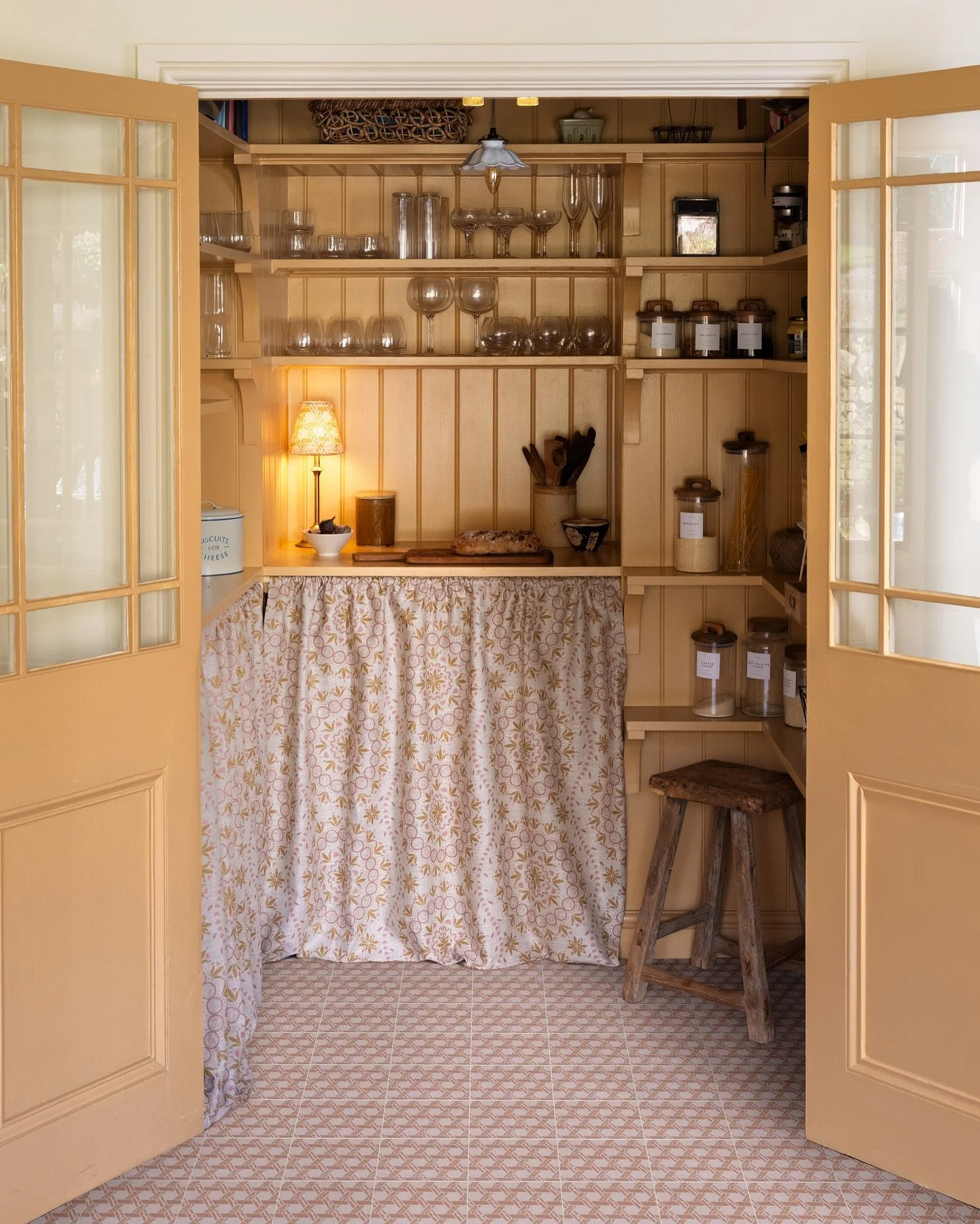We love to bring home the warmest Mallorca tones😍 with our Palma Sol Ochre Trio hand printed linen, made as a larder curtain here on the @capietra shoot with @studio.maple and @ficooper.stylist.  Featuring the Malla Terracotta tiles from our Aventur