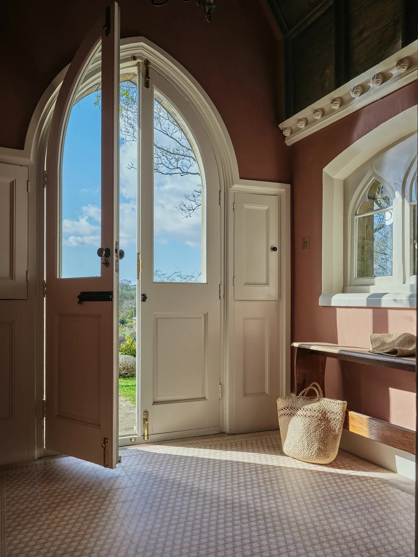 Make the entrance! 

From simple lino printed beginnings for fabric designs, our Aventuras tile collection with @capietra_artisans came to life. 

With the vision and skill of the Ca&rsquo; Pietra team these entrance halls make a statement with the M
